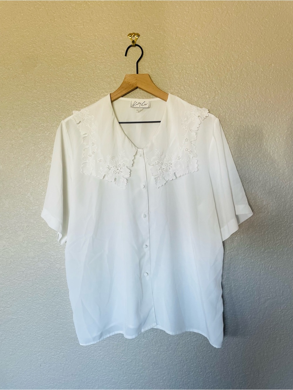 Vintage White Button Up Blouse w/ Embroidery Detailed Collar